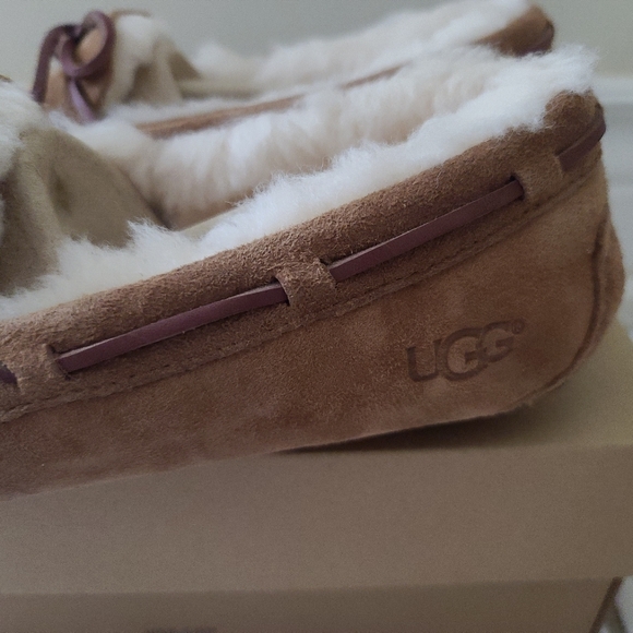 UGG Women's Dakota Brown Moccasins 7 - Picture 2 of 8